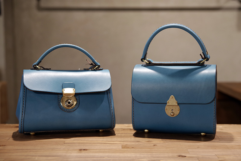 セルリアンブルーのレディースバッグ