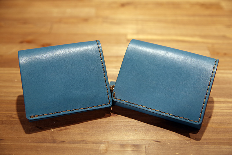 セルリアンブルーの革財布