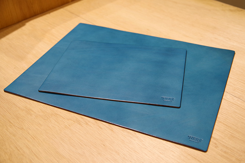 セルリアンブルーのデスクマット