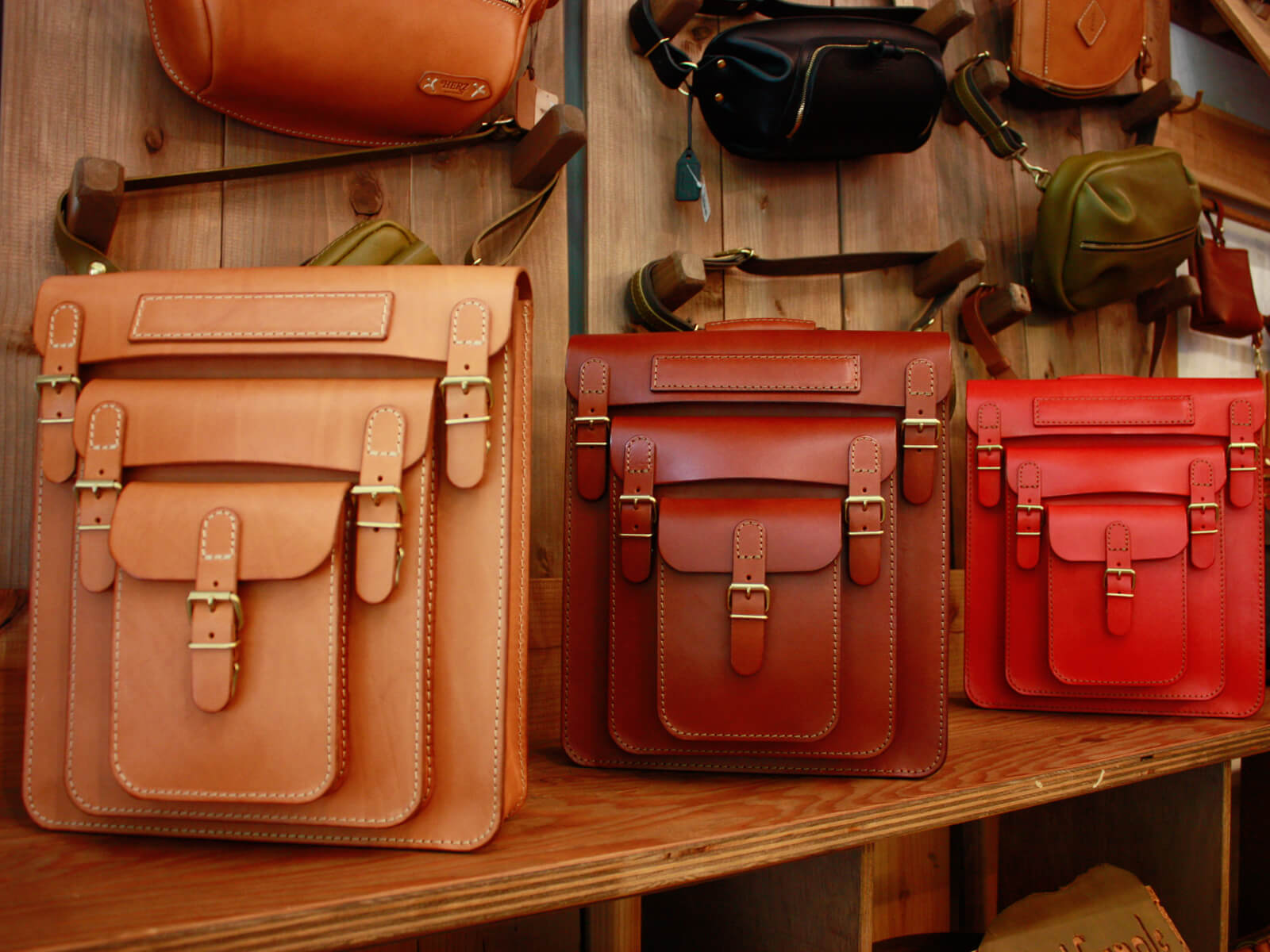 三つのかぶせと五本ベルトのリュック