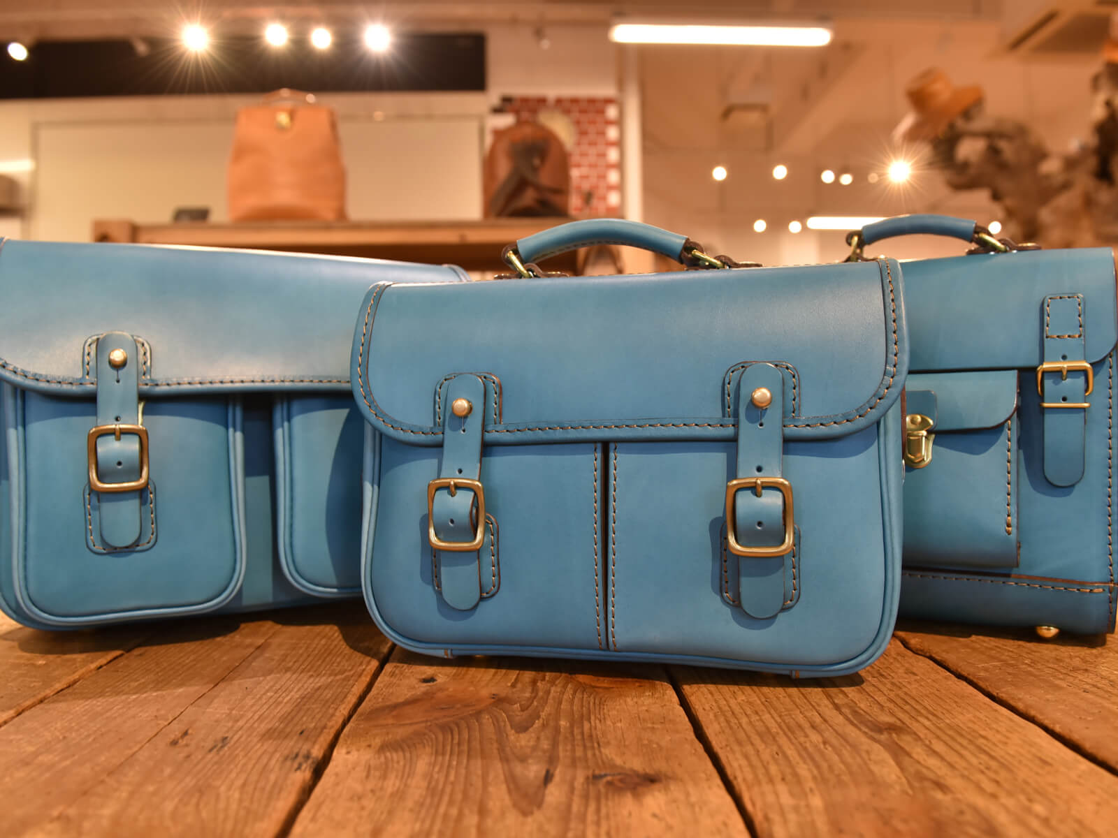 夏の限定革「セルリアンブルー」本店ラインナップの一部をご紹介