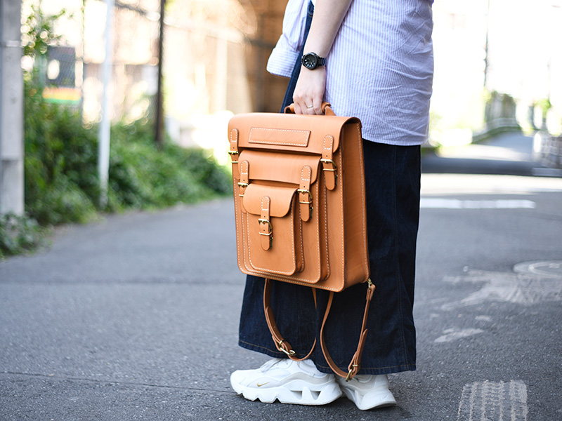 三つのかぶせと五本ベルトのリュック(SND12-04)キャメル手持ち2