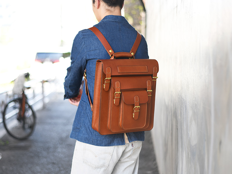 三つのかぶせと五本ベルトのリュック(SND12-04)チョコ背負い