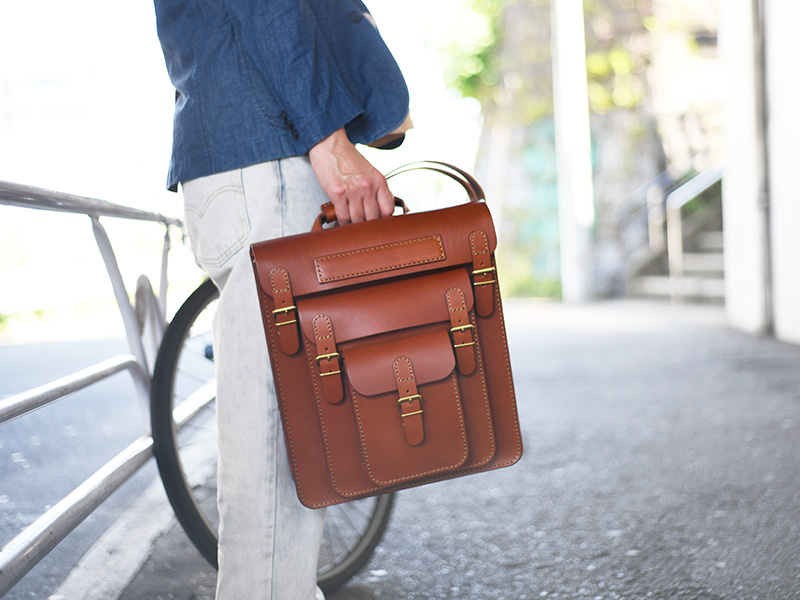 三つのかぶせと五本ベルトのリュック(SND12-04)チョコ手持ち