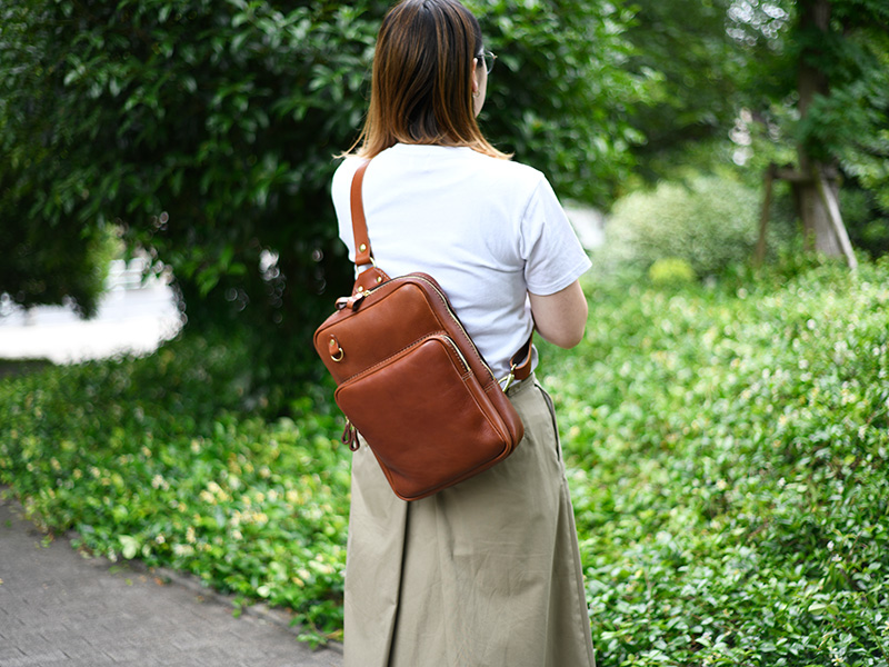 スクエアボディバッグ(ASB-2506)チョコ/レディース着用1