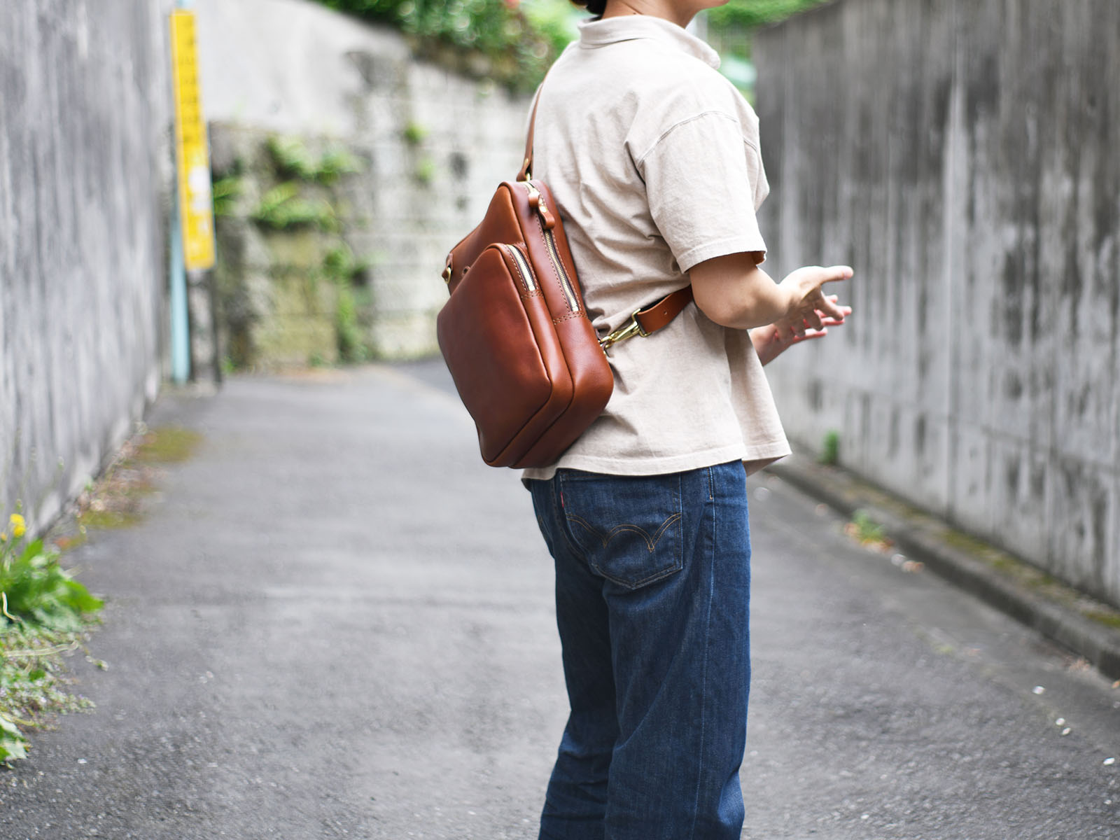 「革と共に ～ASOBI～」NET工房より、A4対応大きめボディバッグ