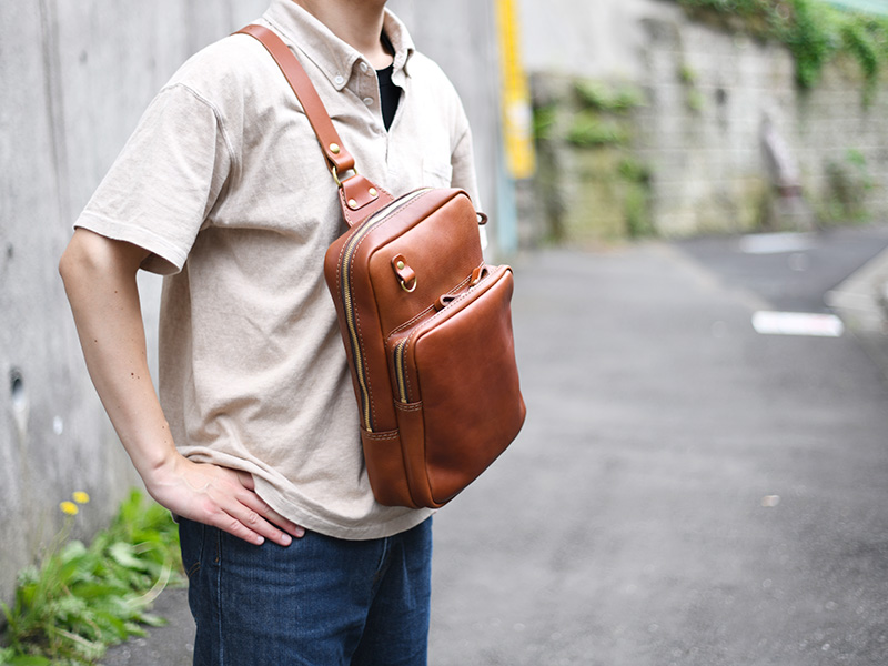 スクエアボディバッグ(ASB-2506)チョコ/メンズ着用