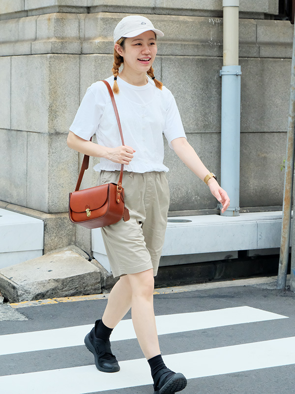 フトマチショルダー(ASB-2518)チョコ/レディース着用2