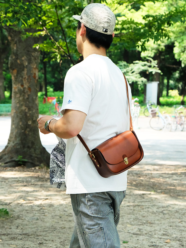 フトマチショルダー(ASB-2518)チョコ/メンズ着用3