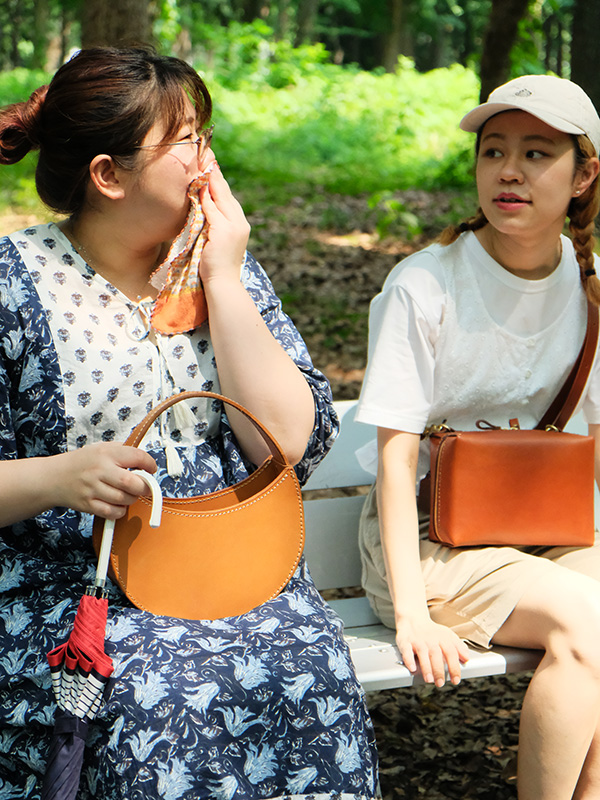 三日月ハンドバッグ(ASB-2515)キャメル/レディース着用4