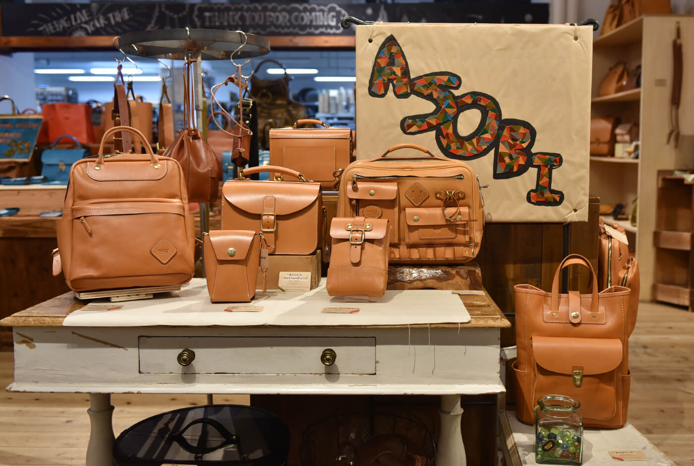 商品をご覧になりたい方は直営店舗へ