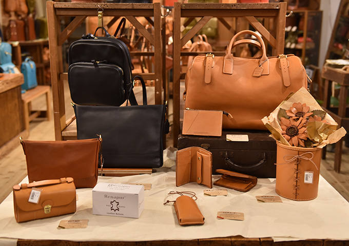 商品をご覧になりたい方は直営店舗へ2