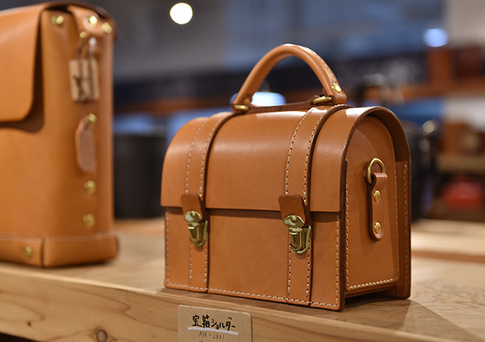 商品をご覧になりたい方は直営店舗へ4