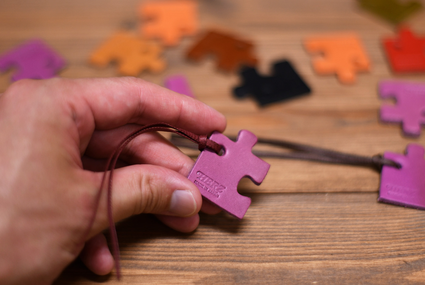 むらさきいろのプレゼント品のパズルピース1