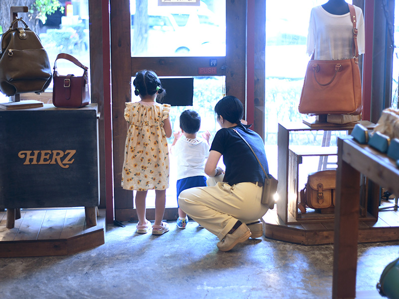 斎藤の子供をあやす仙台店スタッフ