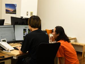 オンラインショップスタッフ斎藤さんに教わる、新人の斎藤。