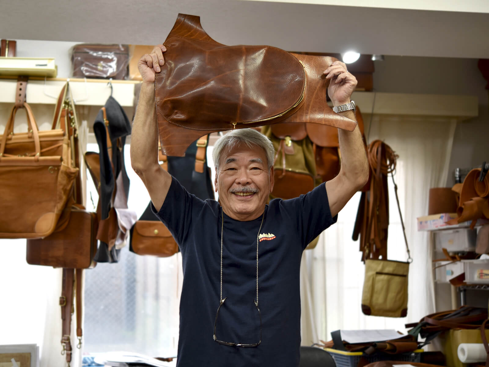 創業者は今日も鞄を作っています