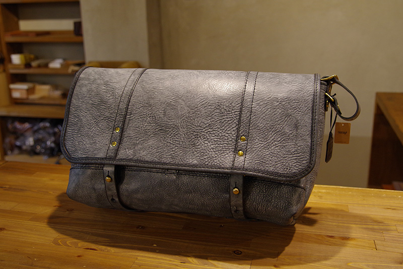 アラスカのメッセンジャーバッグ