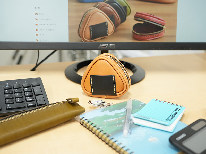 おにぎりポーチ(KF-3)机の上