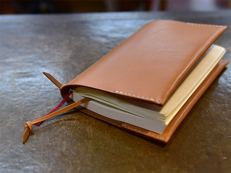 ブックマーカー付きカバー(KB-103)へ単行本ノートの収納2