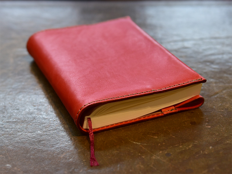 フラップブックカバー(KB-2)へ単行本ノートの収納3