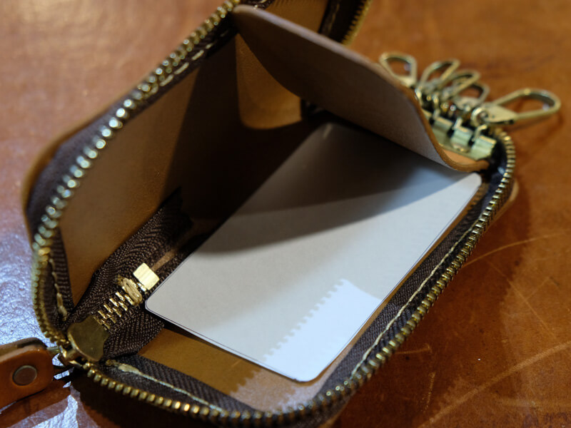 ラウンドファスナーキーケースのカード収納