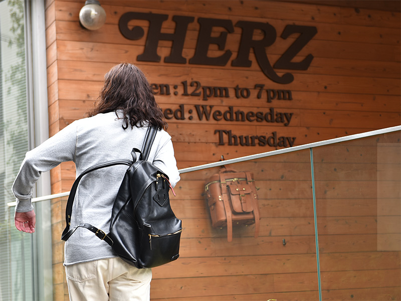 愛用のデイパック(R-93)/L/ブラックと斎藤1