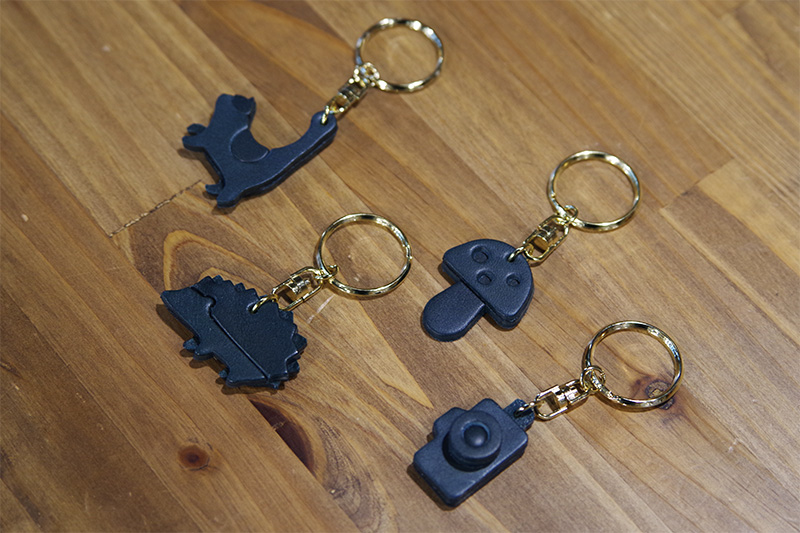 キーホルダー・猫(KE-211)、キーホルダー・ハリネズミ(KE-212)、キーホルダー・きのこ(KE-210)、キーホルダー・カメラ(KE-209)※ミッドナイト