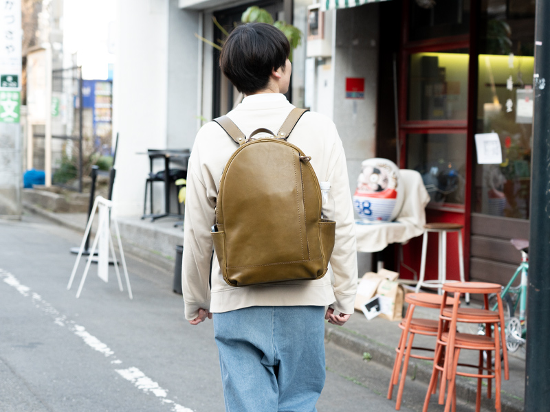 多機能デイパック(R-21) 商店街で着用