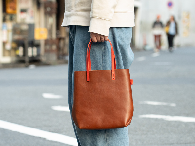 ソフト革のトートバッグ・縦型(T-205) 手持ち