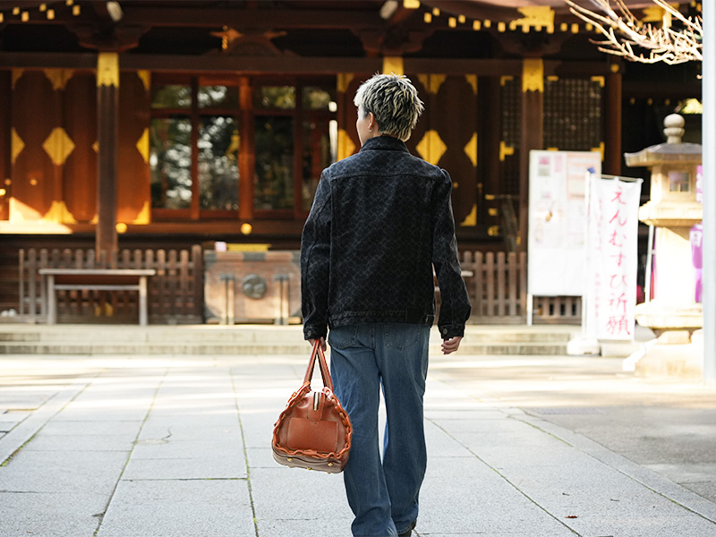 からげのボストンバッグ(A-24) 神社で着用2