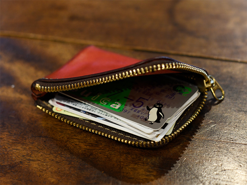 斎藤愛用のL字ファスナーカードケース(KC-122)/レッド収納例1