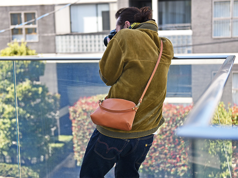 ラフポシェット(CP-14)を着用して撮影1