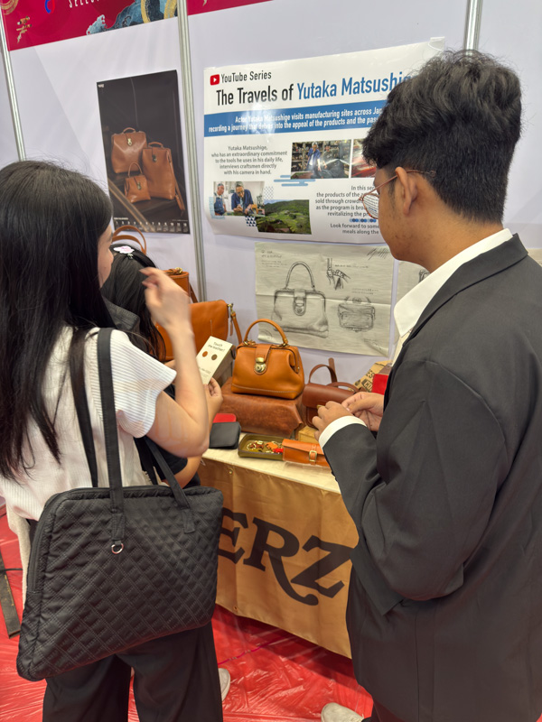 ブースを見る様子2